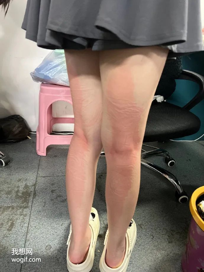 女同事上廁所摸魚，千萬別穿短褲（大紅印字搞笑圖）