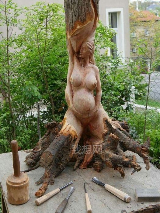 神奇圖片：把大樹雕刻成孕婦雕像，賦予新的生命