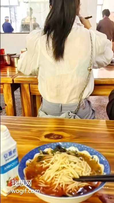 面館吃飯，小姐姐內衣扣子開了，怎么跟她說？