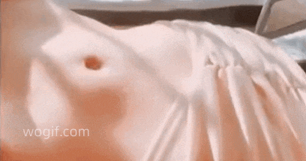 女生一步到胃真實GIF動圖，肚子鼓起來了